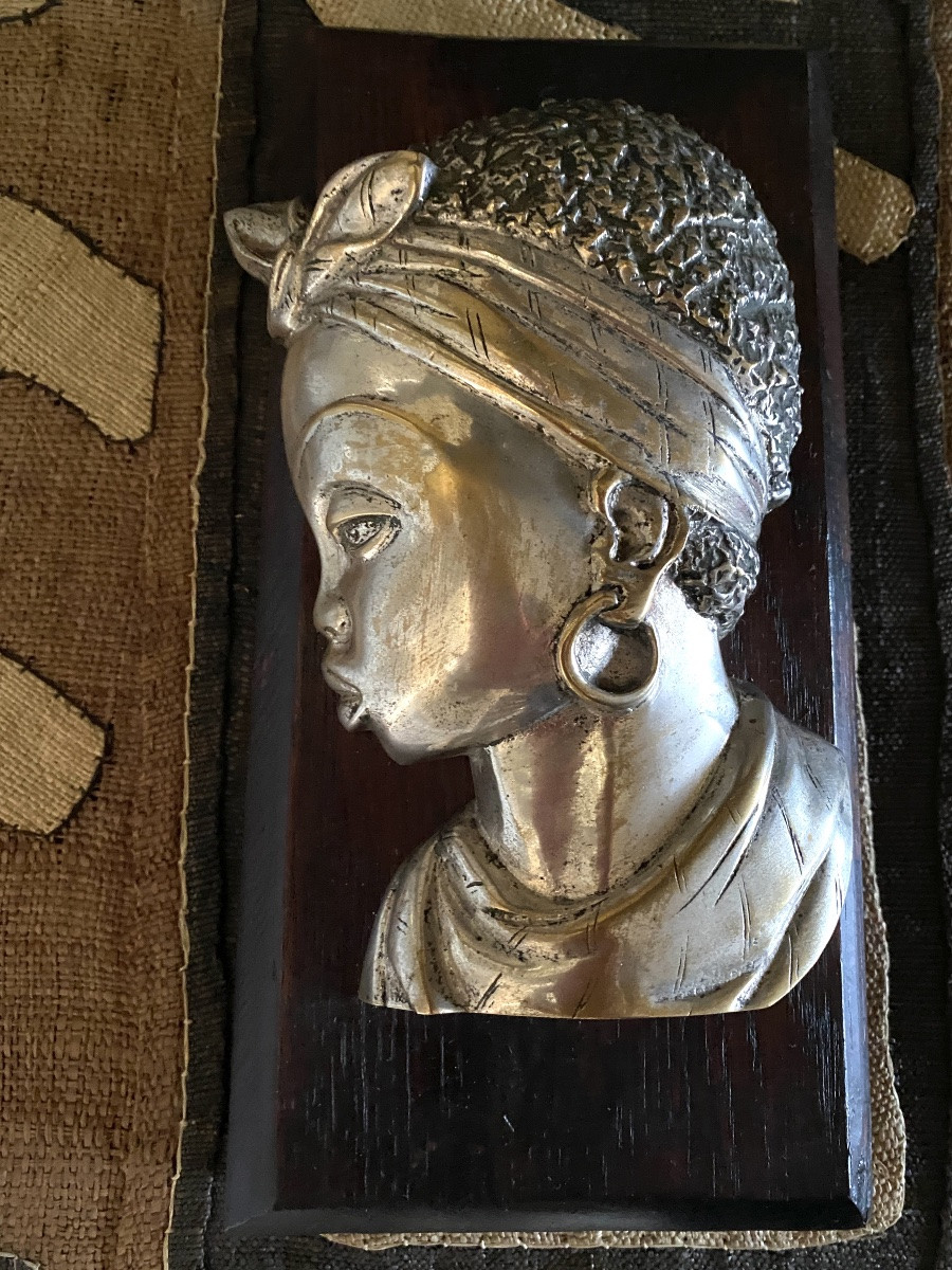 Portrait d’une jeune africaine. Sculpture en Bronze argenté sur socle en bois  début XXème. -photo-4