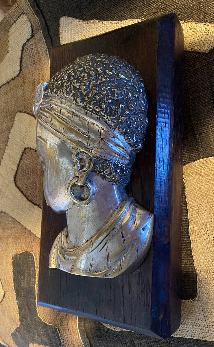 Portrait d’une jeune africaine. Sculpture en Bronze argenté sur socle en bois  début XXème. -photo-2
