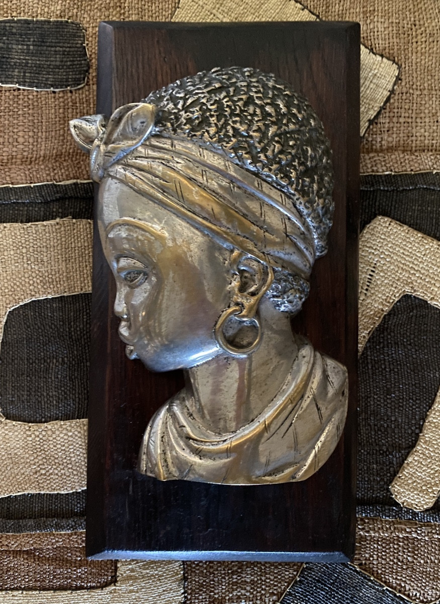 Portrait d’une jeune africaine. Sculpture en Bronze argenté sur socle en bois  début XXème. 
