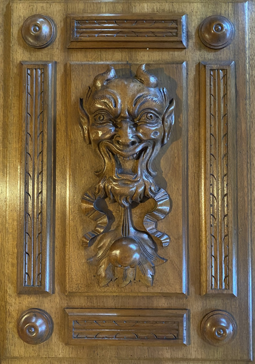 Panneau décoratif  en noyer sculpté.  Décor tête de Satan / diable. France  XIXème. -photo-4