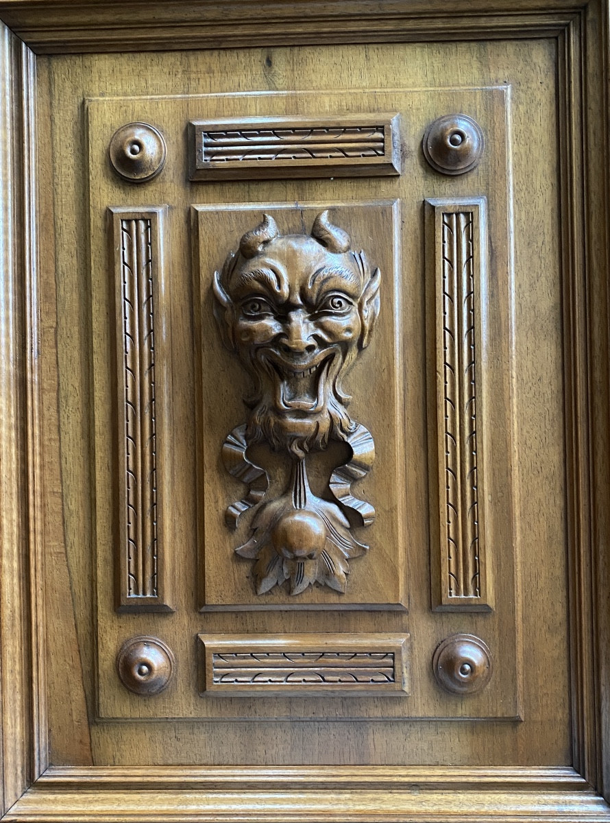 Panneau décoratif  en noyer sculpté.  Décor tête de Satan / diable. France  XIXème. 