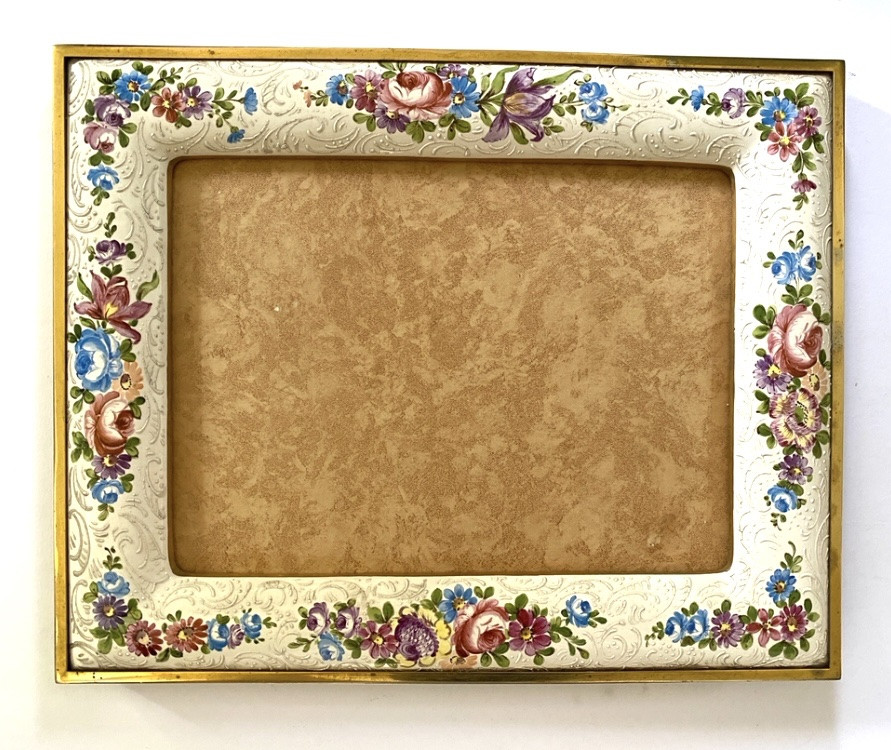 Cadre à poser en porcelaine et laiton milieu XXème. Décor floral peint. -photo-2