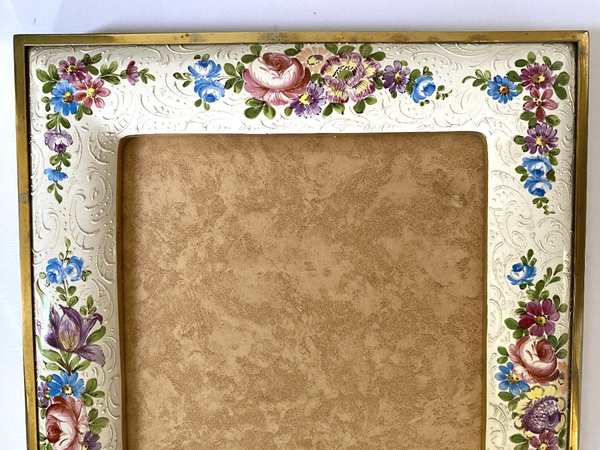Cadre à poser en porcelaine et laiton milieu XXème. Décor floral peint. -photo-3