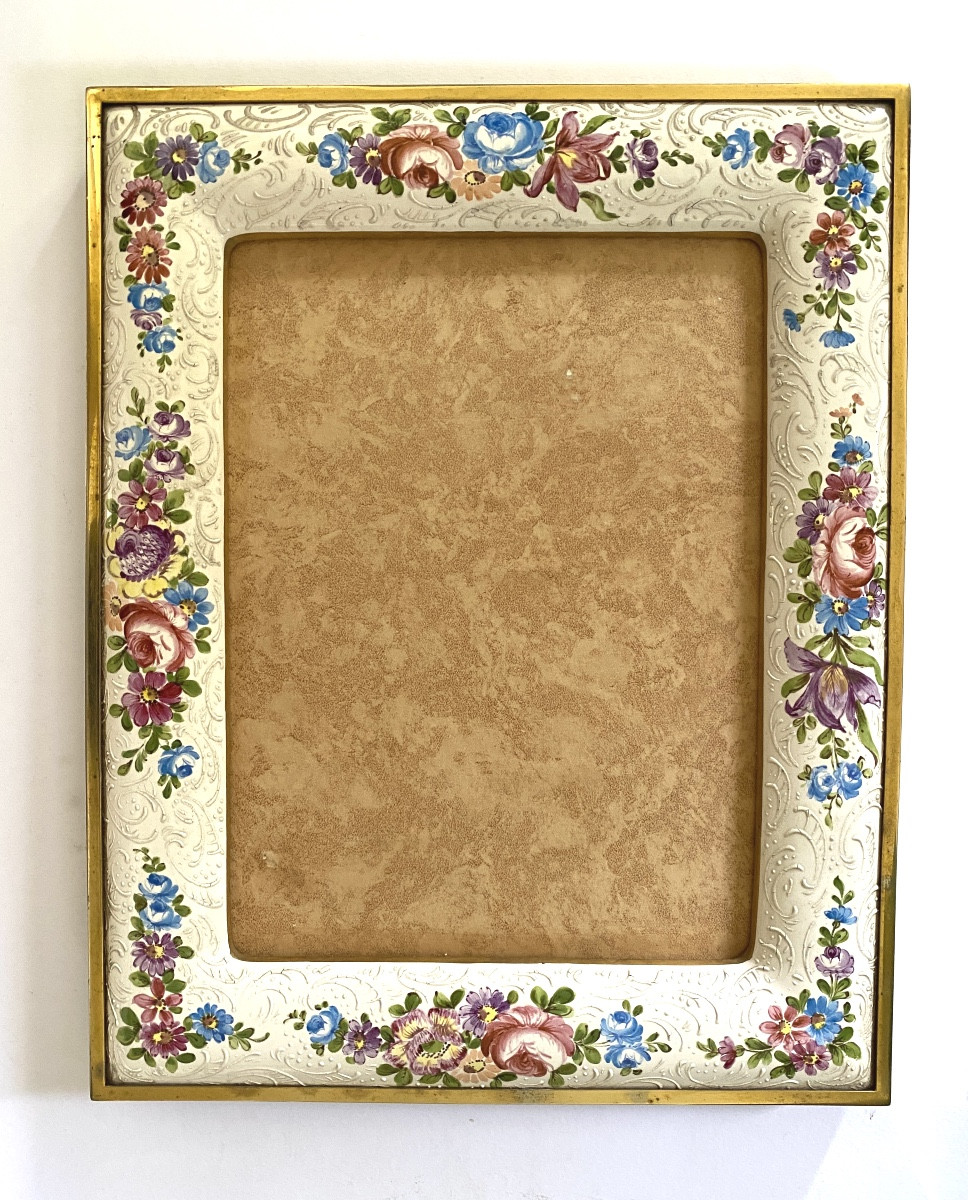 Cadre à poser en porcelaine et laiton milieu XXème. Décor floral peint. 