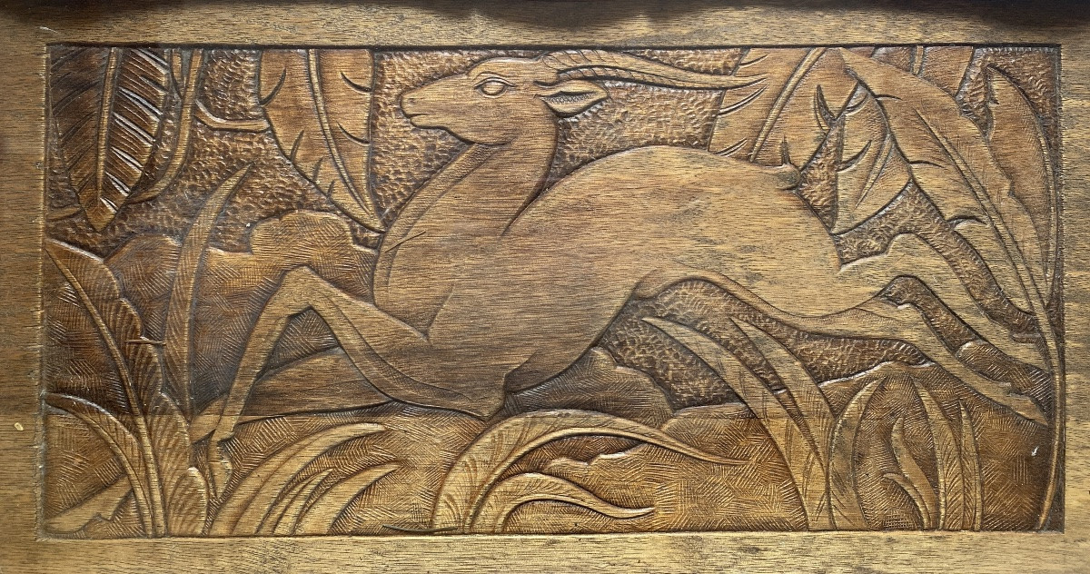 Plateau Art Déco. Bas-relief en bois sculpté. Gazelle bondissant dans les feuillages. -photo-2