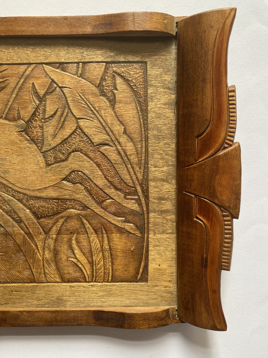 Plateau Art Déco. Bas-relief en bois sculpté. Gazelle bondissant dans les feuillages. -photo-3