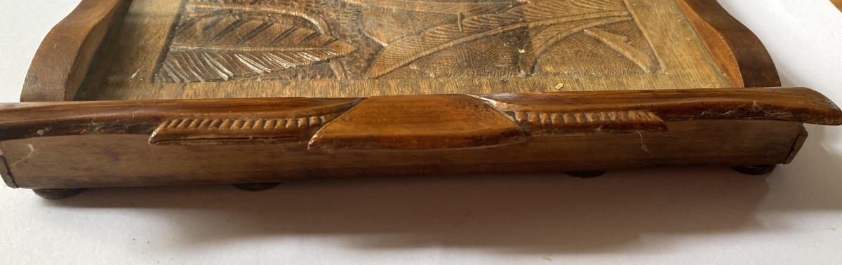 Plateau Art Déco. Bas-relief en bois sculpté. Gazelle bondissant dans les feuillages. -photo-1