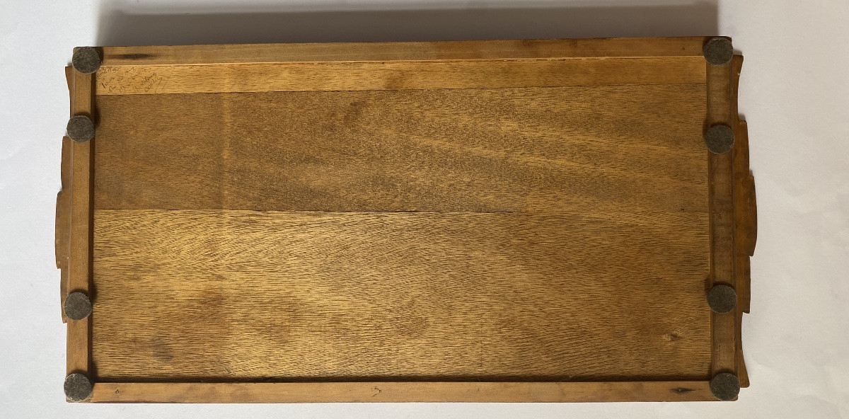 Plateau Art Déco. Bas-relief en bois sculpté. Gazelle bondissant dans les feuillages. -photo-3