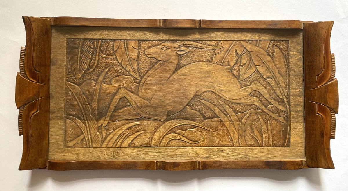 Plateau Art Déco. Bas-relief en bois sculpté. Gazelle bondissant dans les feuillages. 