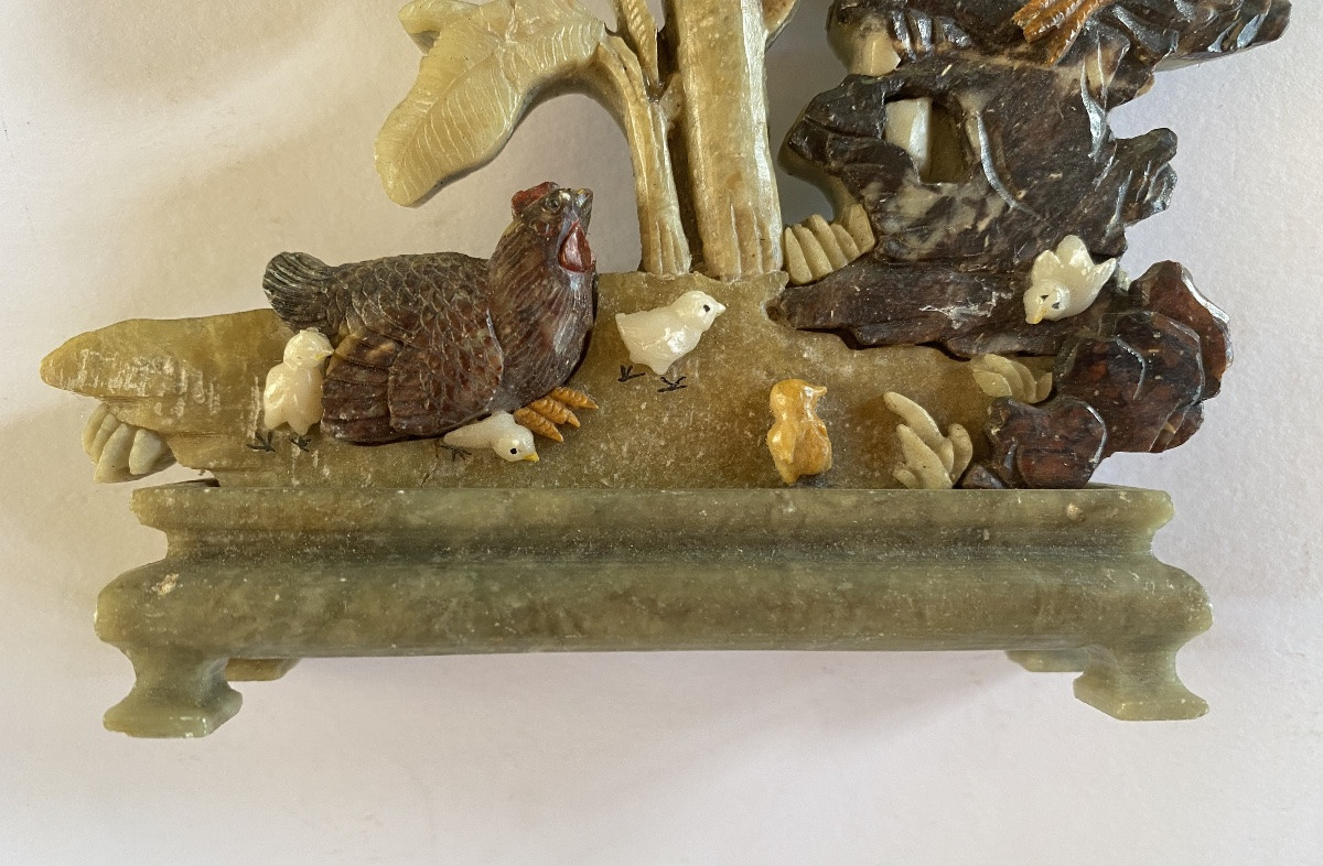 Haut-Relief en pierres  sculptées. Coq, poule, poussins et bananiers. Asie milieu XXème.-photo-3