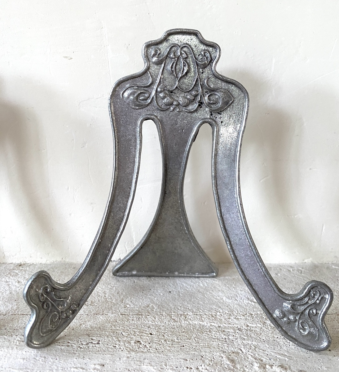 Pair Of Pewter Table Easels. Art Nouveau. Floral Decoration. France, Early 20th Century. -photo-2