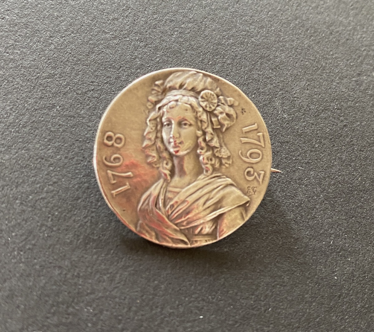 “Charlotte Corday 1768-1793”. Broche en argent XIXème. Monogramme E. T. -photo-3