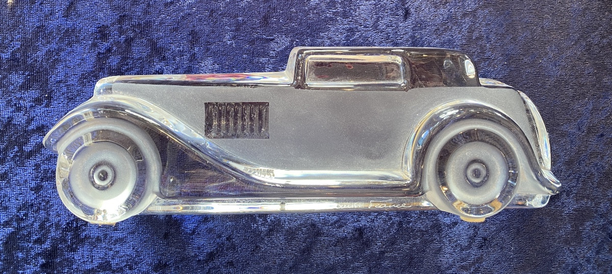 Xavier Froissart pour Daum. Presse-papiers en cristal. Voiture ancienne. Modèle “Marly”. 1987.