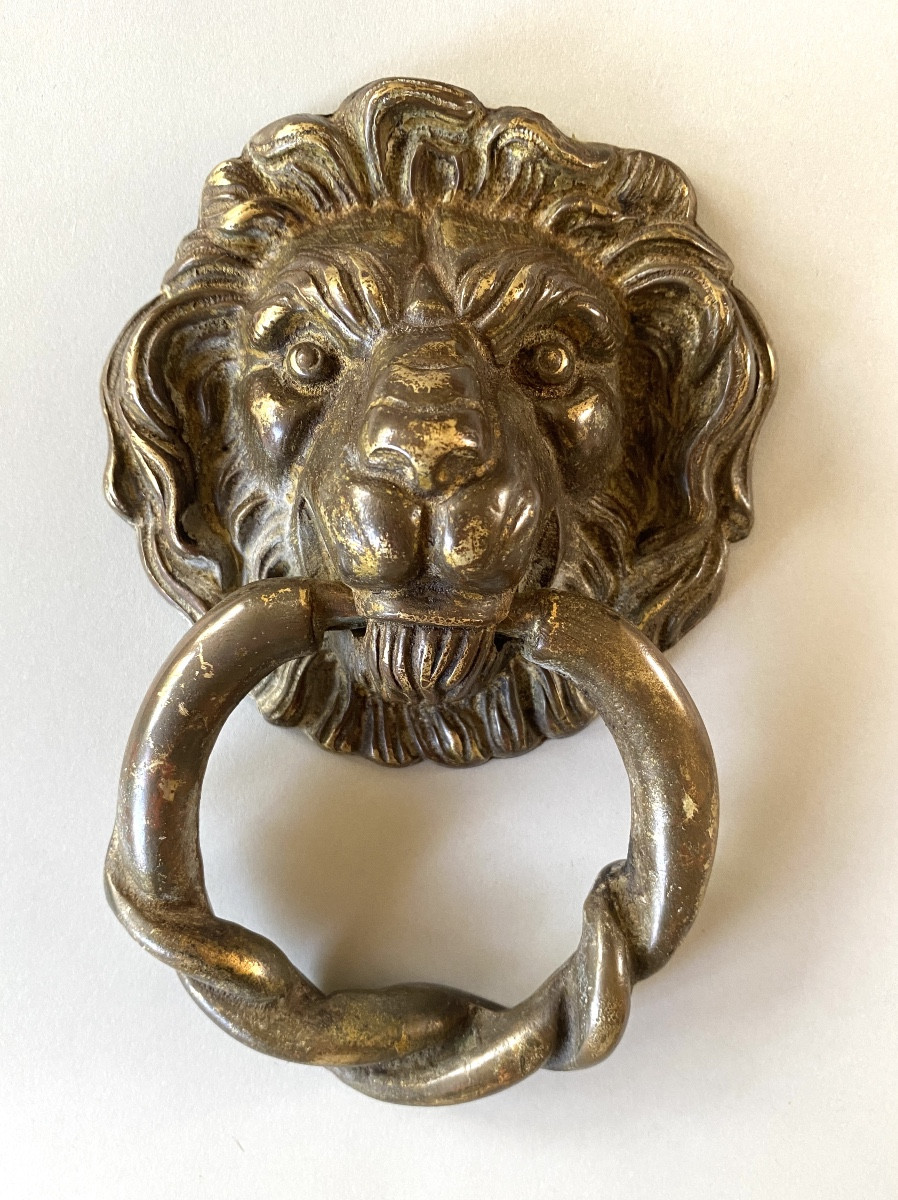 Heurtoir en bronze XIXème. Tête de lion . 