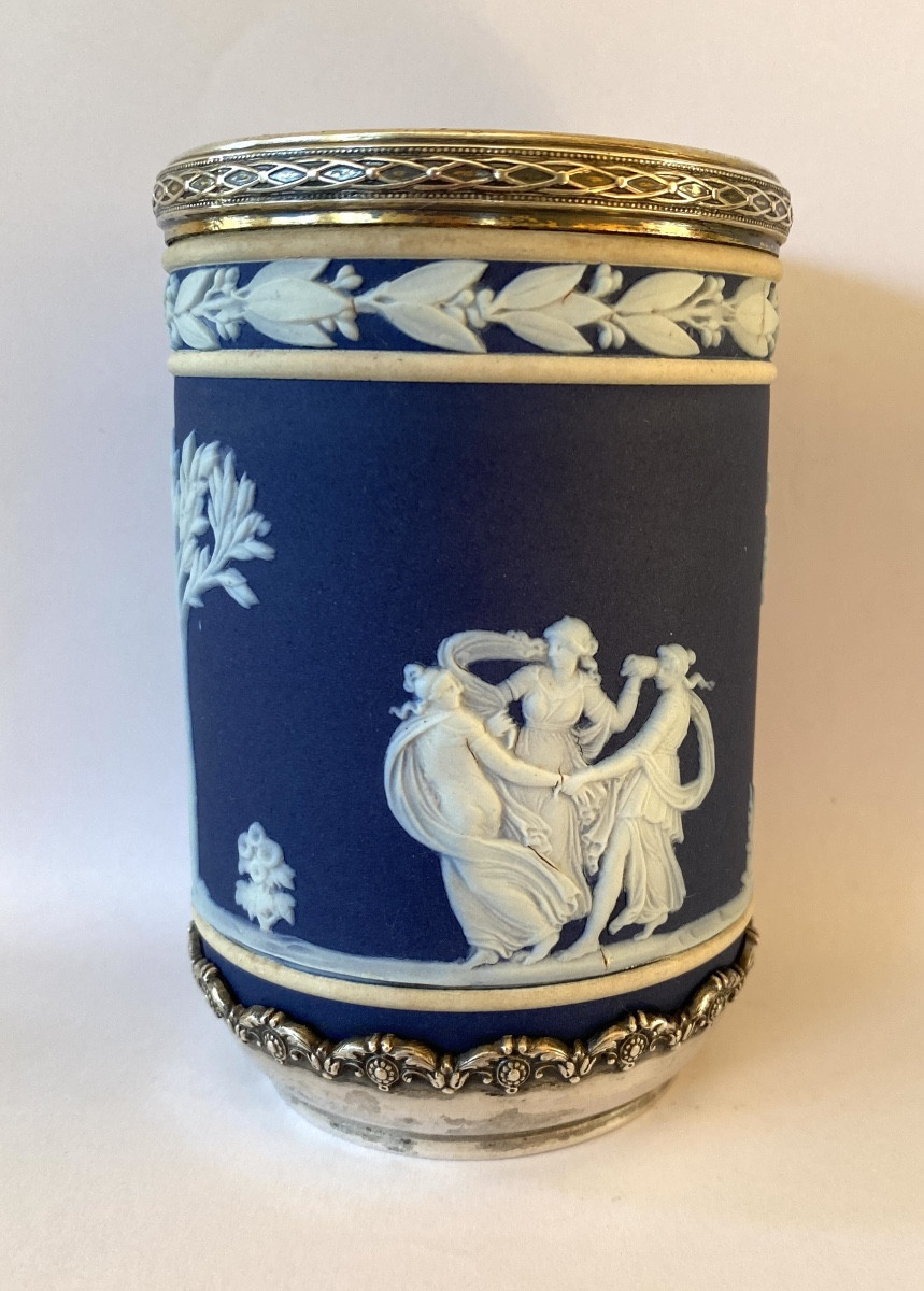 Wedgwood England. Vase en céramique jasper ware, Portland blue XIXème. Monture argent. 