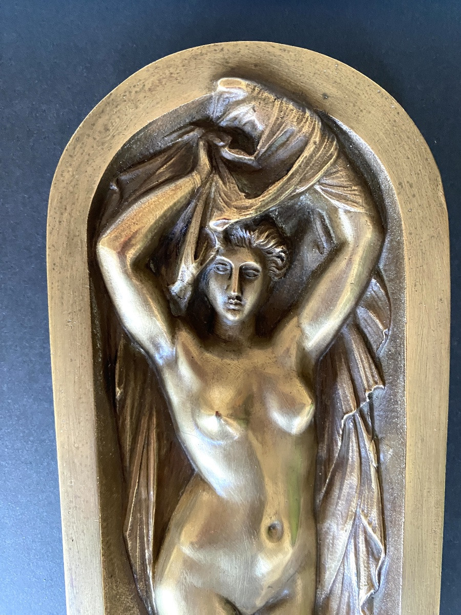 “Baigneuse à la coquille”. Vénus. Nu féminin. Haut relief en bronze XIXème. -photo-2