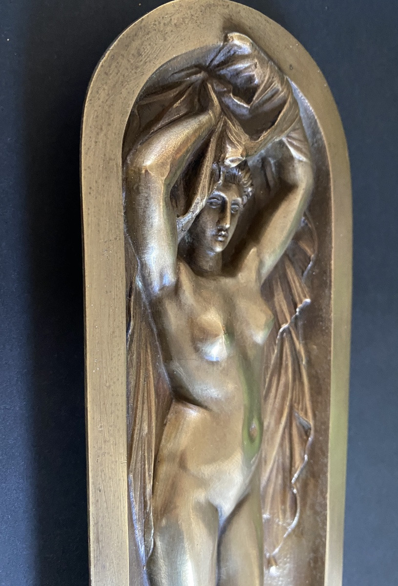 “Baigneuse à la coquille”. Vénus. Nu féminin. Haut relief en bronze XIXème. -photo-4