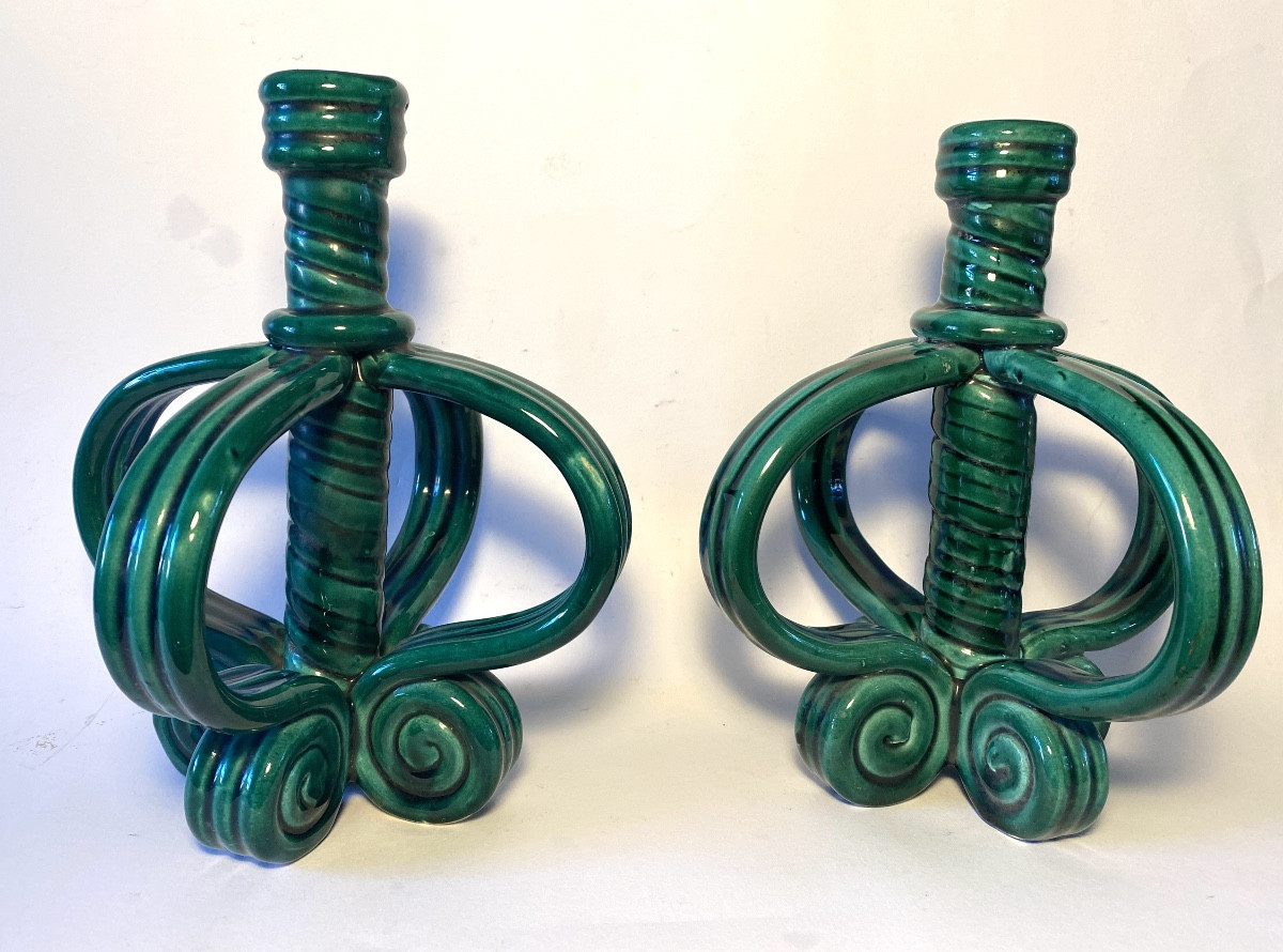 Paire de bougeoirs en céramique émaillée verte. Années 50.