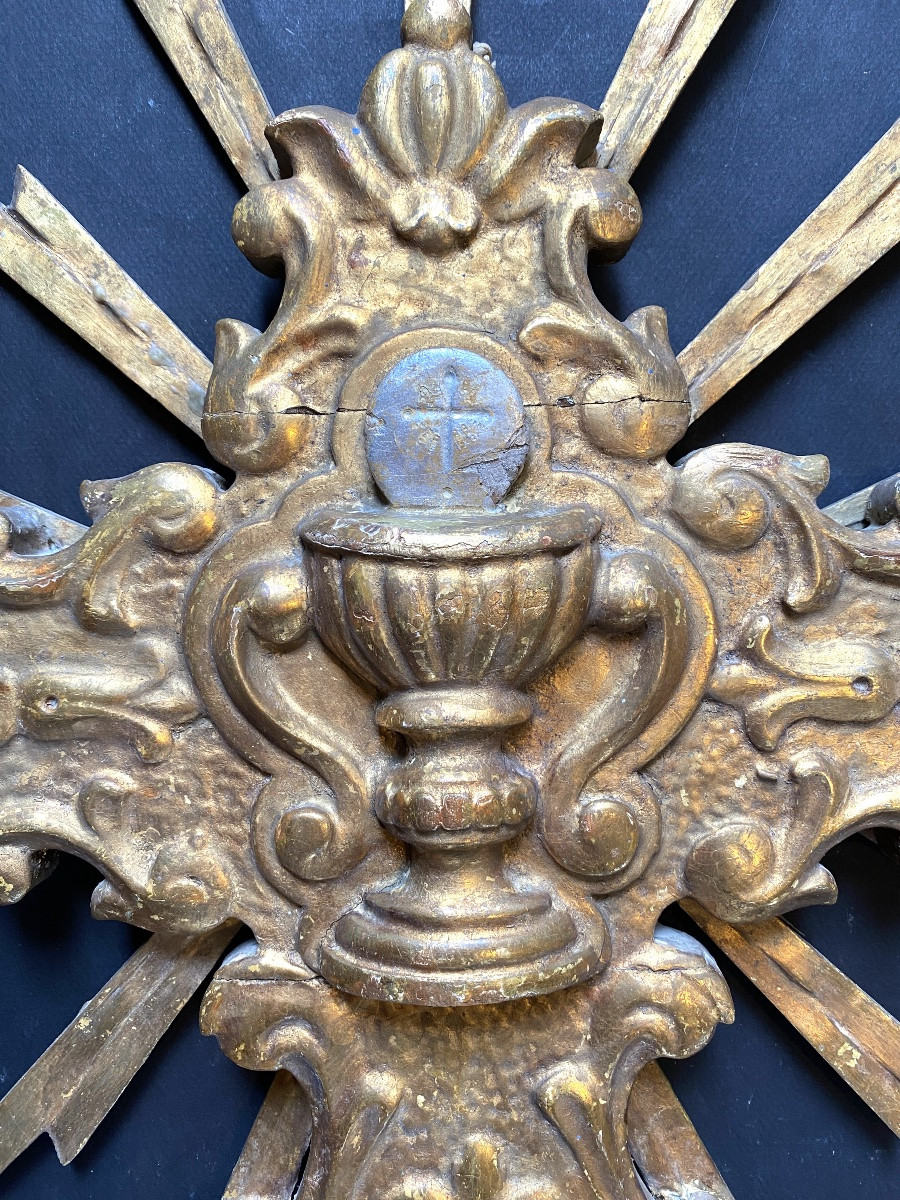 Bois sculpté et doré XVIIIème.  Croix avec Ciboire sur fond rayonnant. -photo-2