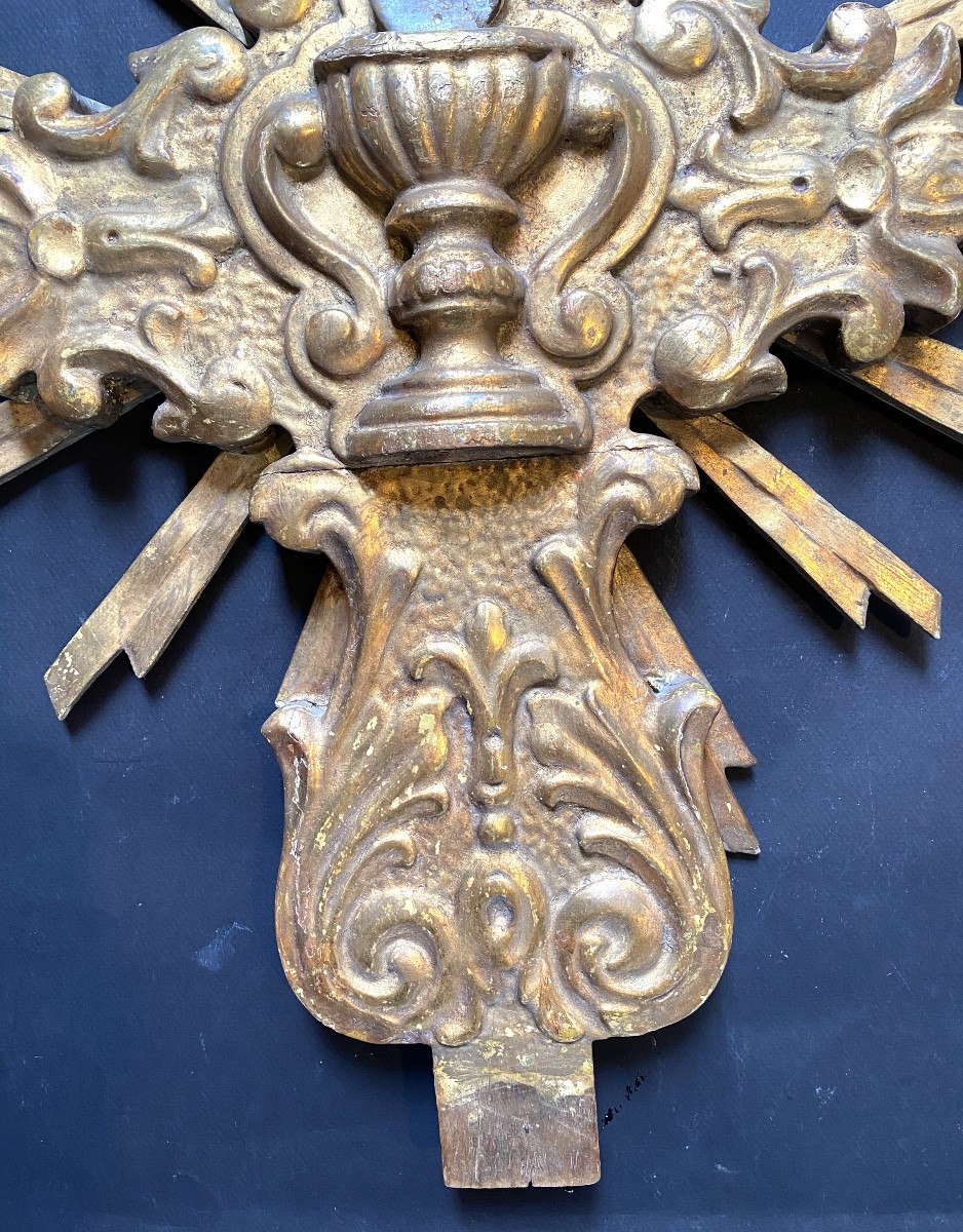 Bois sculpté et doré XVIIIème.  Croix avec Ciboire sur fond rayonnant. -photo-3