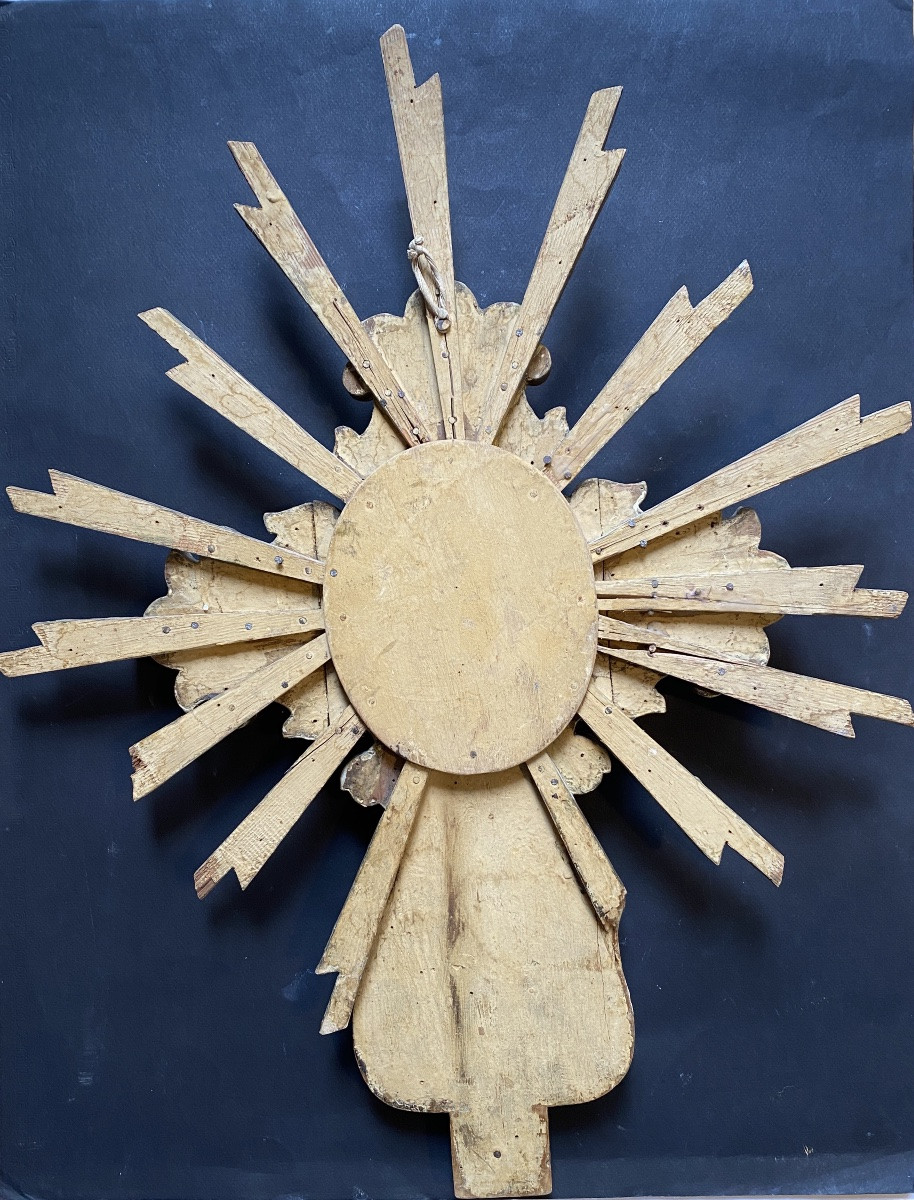 Bois sculpté et doré XVIIIème.  Croix avec Ciboire sur fond rayonnant. -photo-4