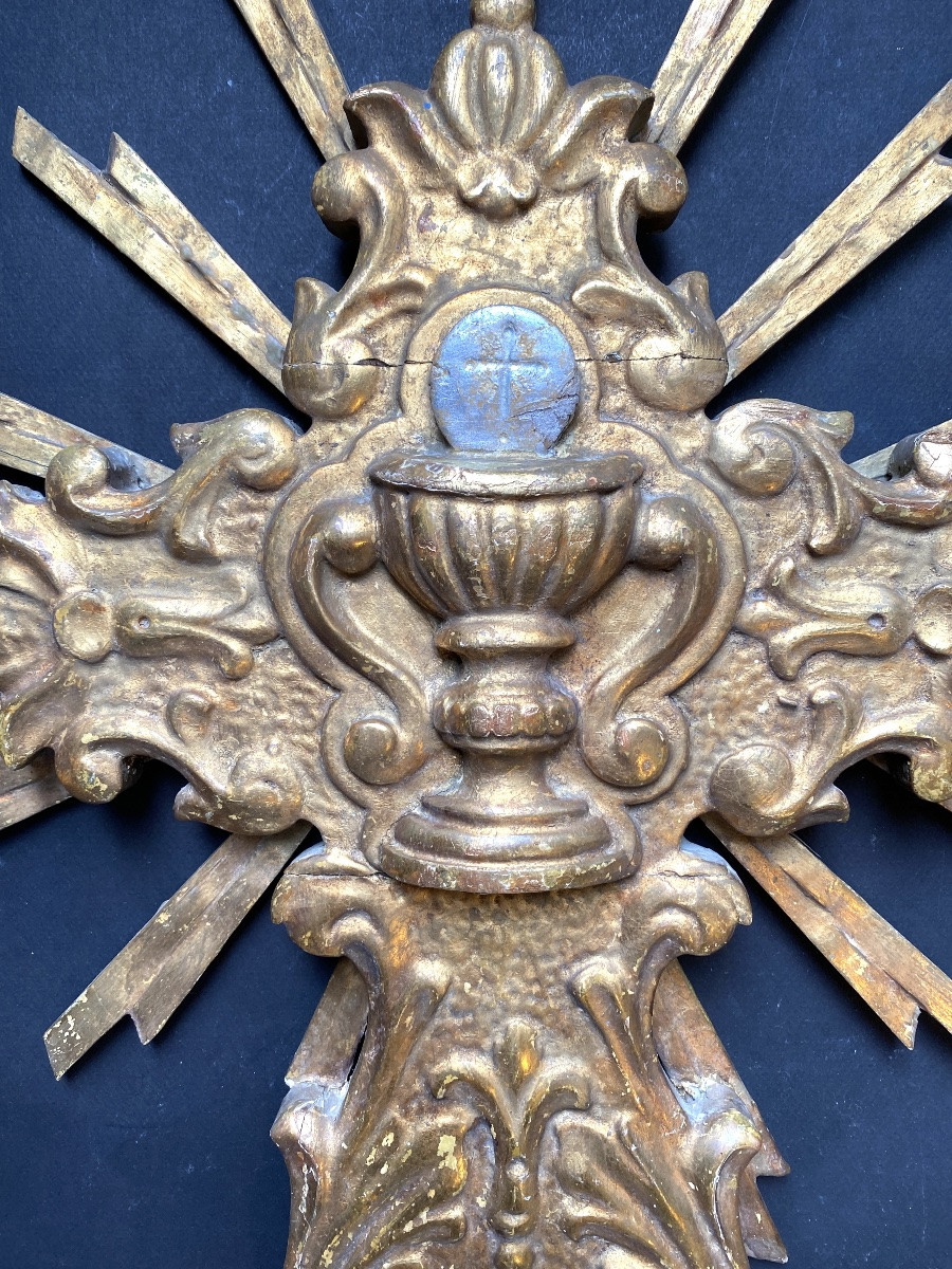 Bois sculpté et doré XVIIIème.  Croix avec Ciboire sur fond rayonnant. -photo-1