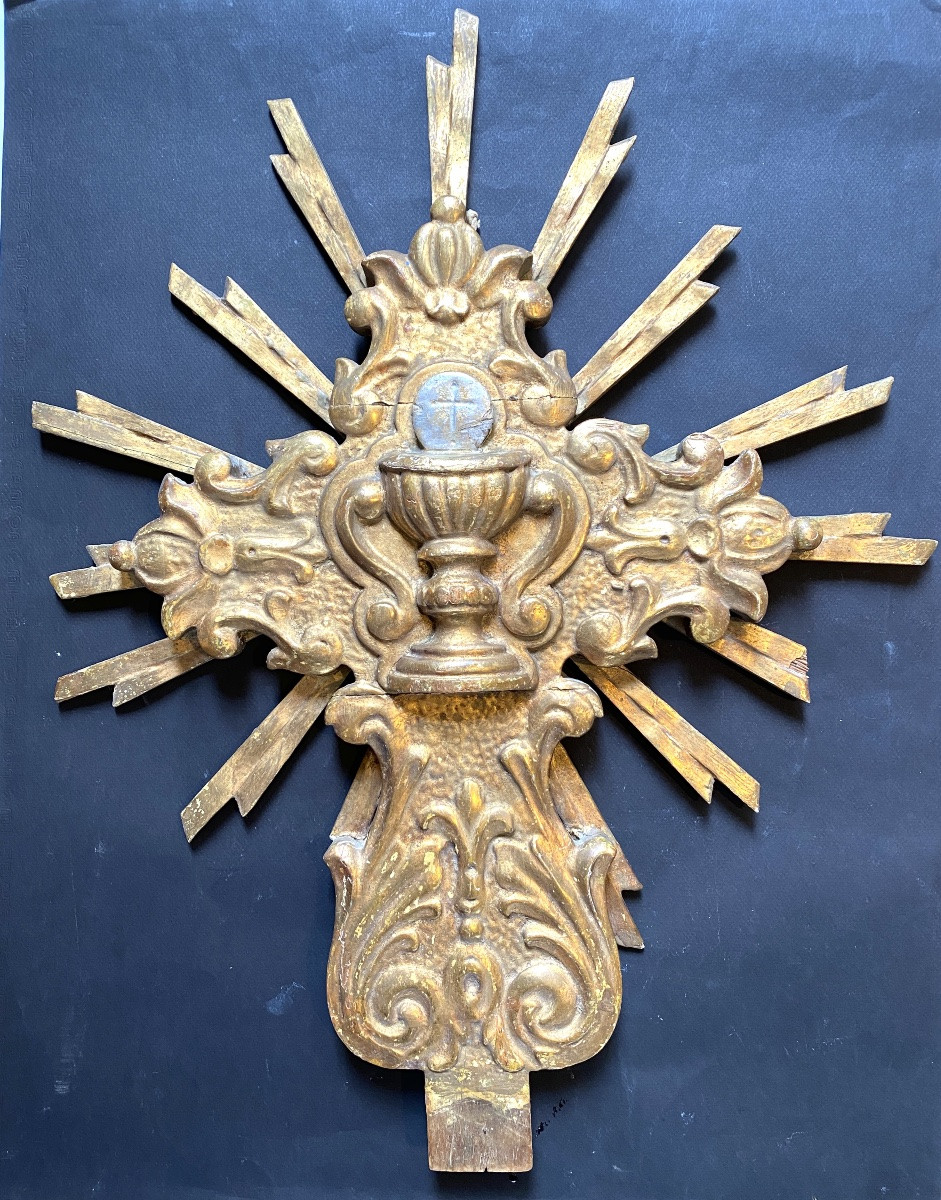 Bois sculpté et doré XVIIIème.  Croix avec Ciboire sur fond rayonnant. -photo-2