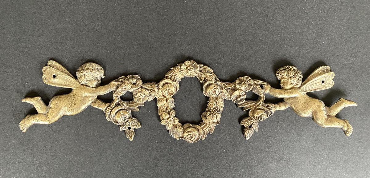 Bronze d’ornement XIXème. Angelots et fleurs. 
