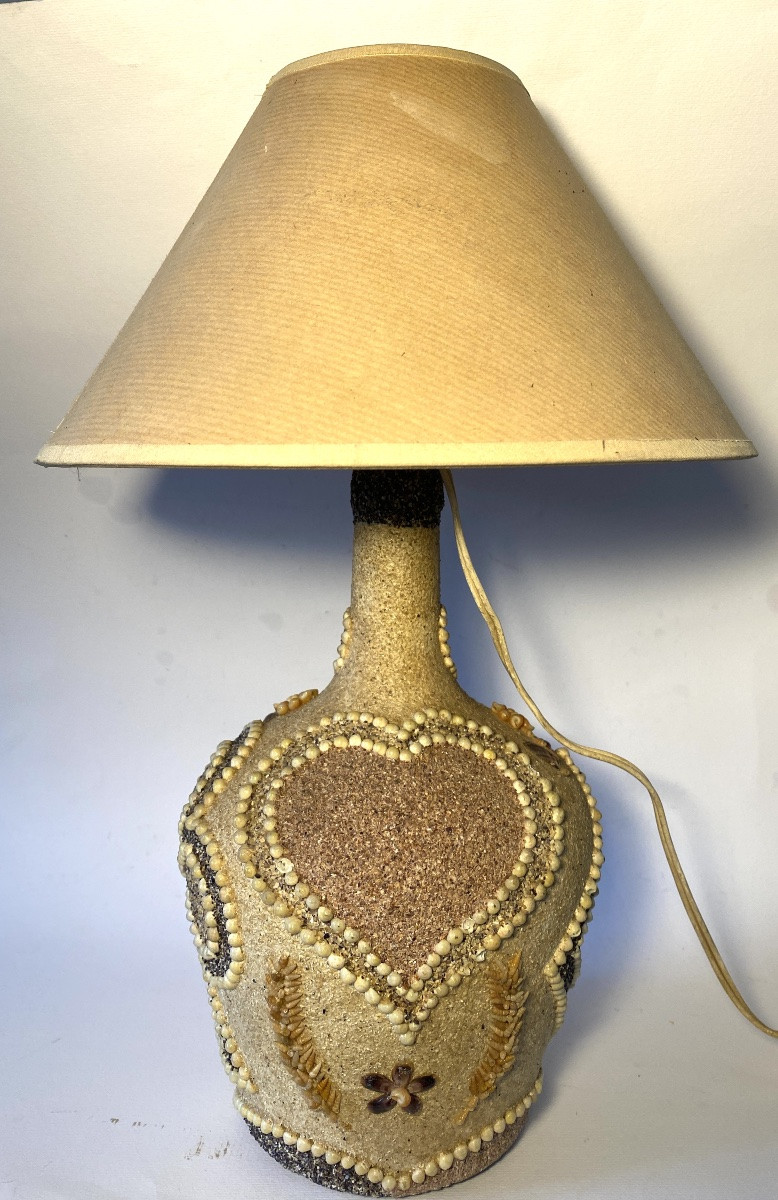 Folk Art. Mid-20th Lamp Base. Sand And Shell Decoration : Heart, Clover, Spade, And Diamond. -photo-2