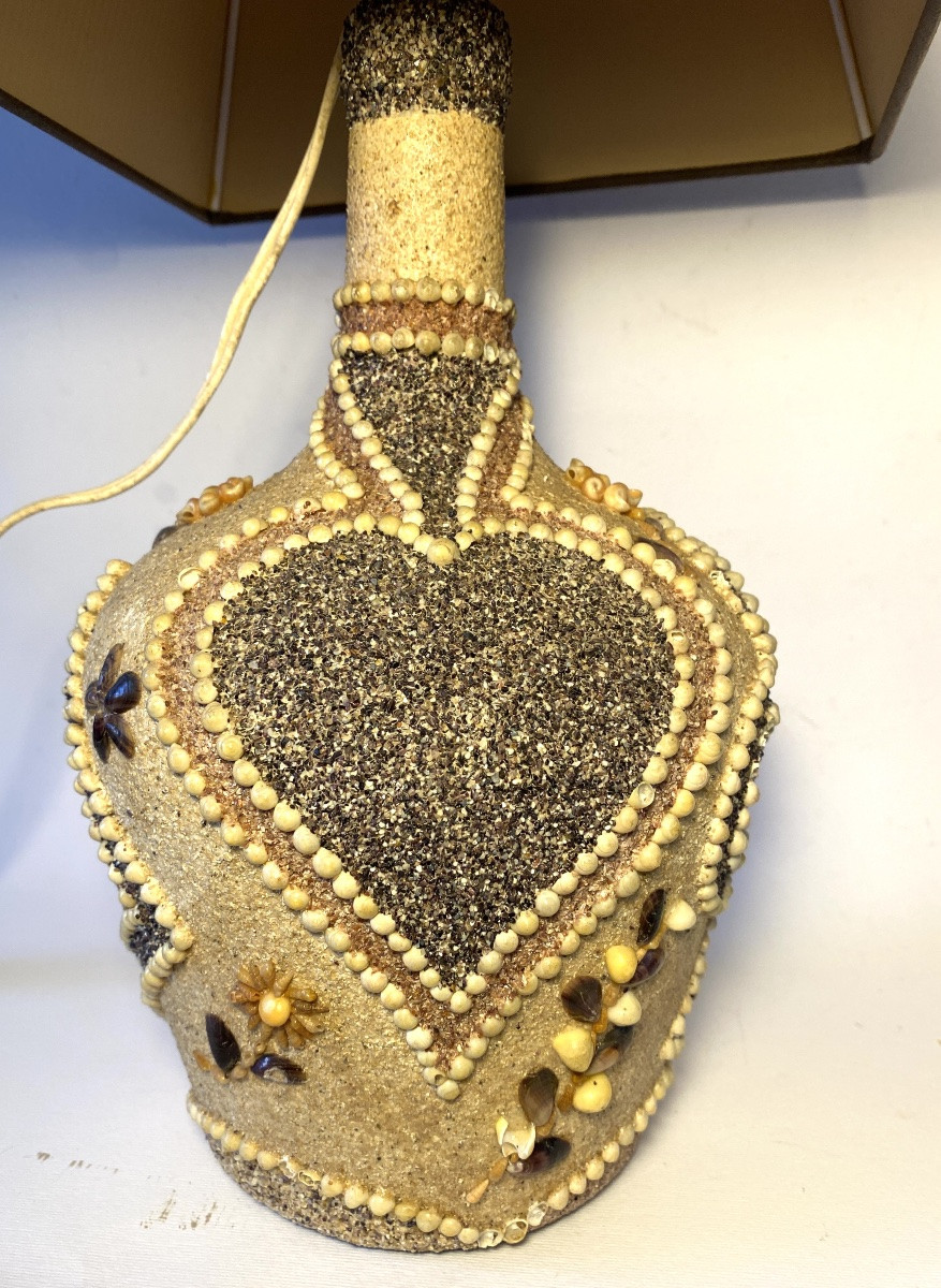 Folk Art. Mid-20th Lamp Base. Sand And Shell Decoration : Heart, Clover, Spade, And Diamond. -photo-3