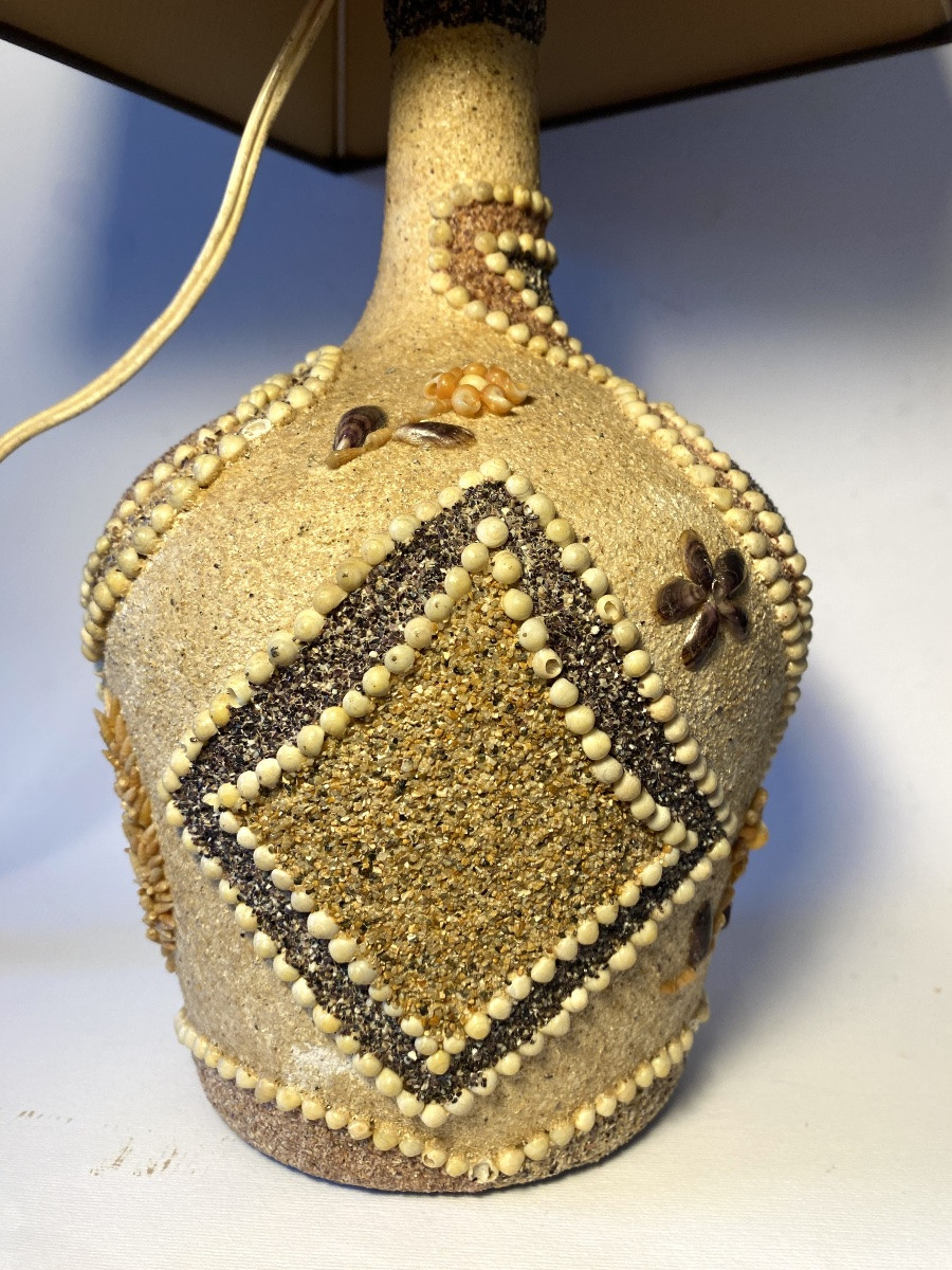 Folk Art. Mid-20th Lamp Base. Sand And Shell Decoration : Heart, Clover, Spade, And Diamond. -photo-4