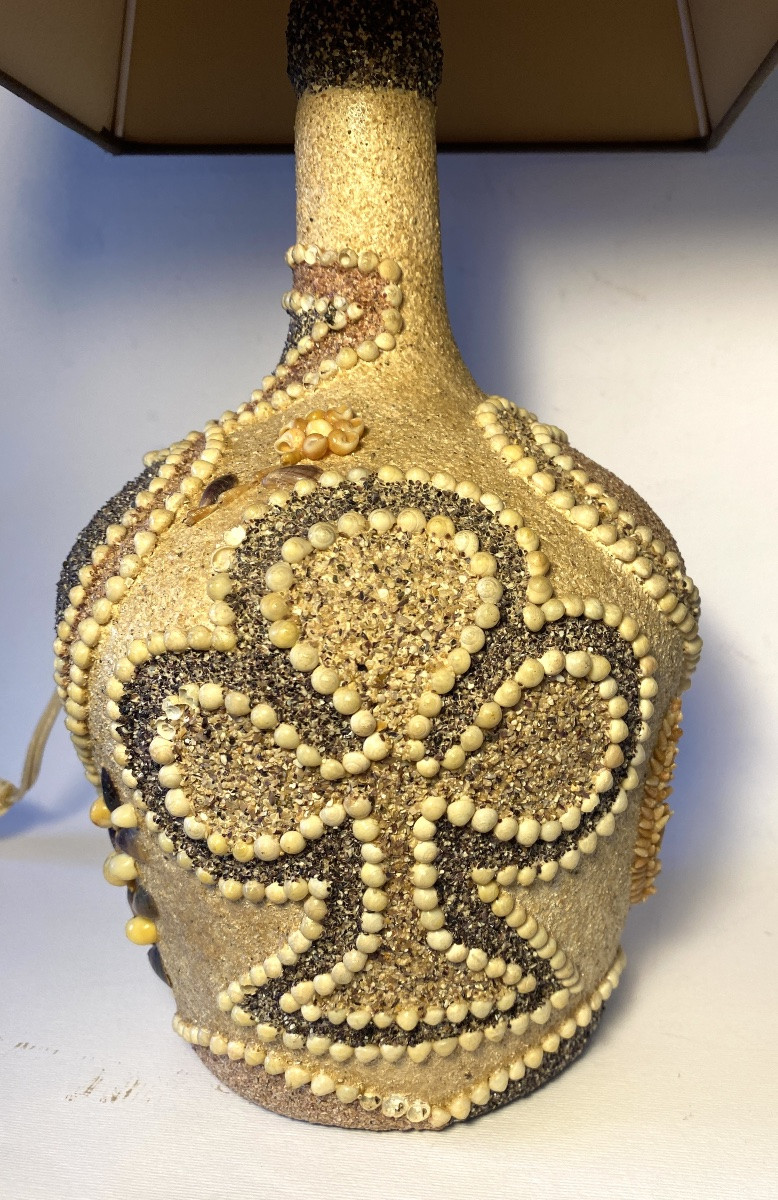 Folk Art. Mid-20th Lamp Base. Sand And Shell Decoration : Heart, Clover, Spade, And Diamond. -photo-1
