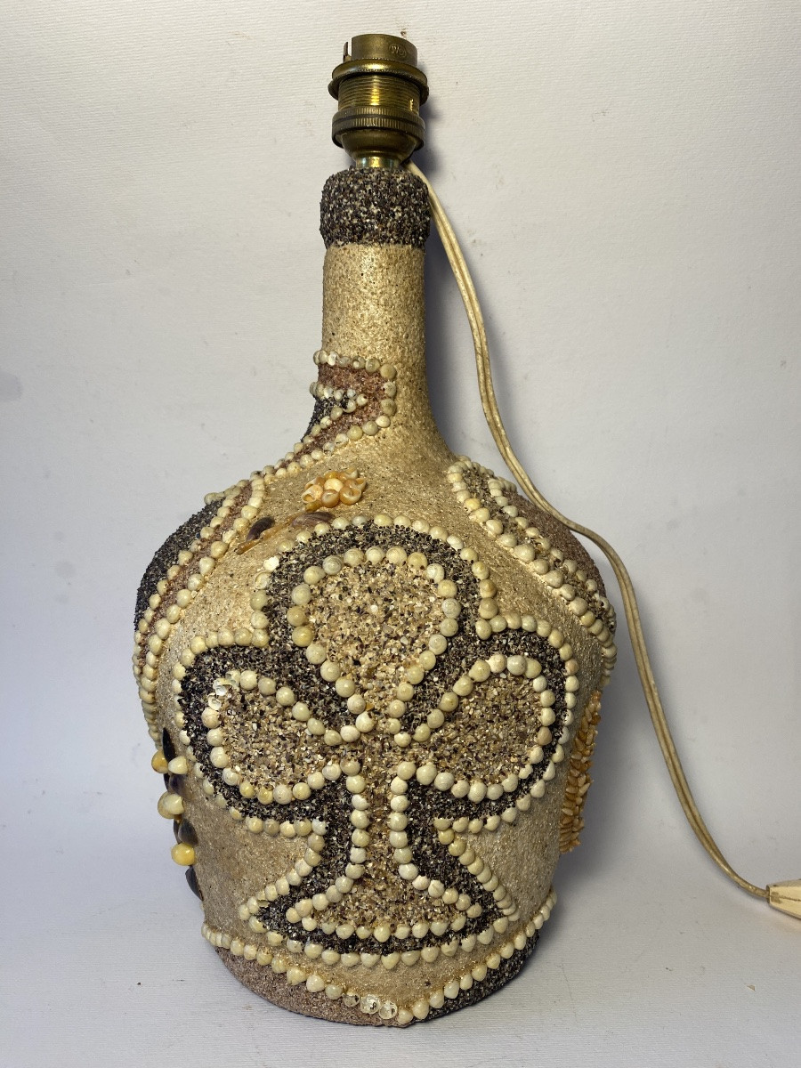 Folk Art. Mid-20th Lamp Base. Sand And Shell Decoration : Heart, Clover, Spade, And Diamond. -photo-2