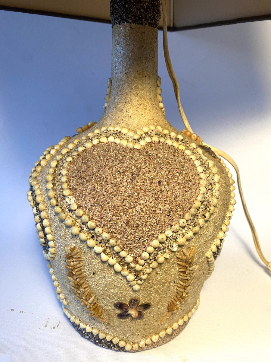 Folk Art. Mid-20th Lamp Base. Sand And Shell Decoration : Heart, Clover, Spade, And Diamond. -photo-3