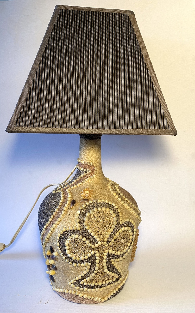 Folk Art. Mid-20th Lamp Base. Sand And Shell Decoration : Heart, Clover, Spade, And Diamond. 