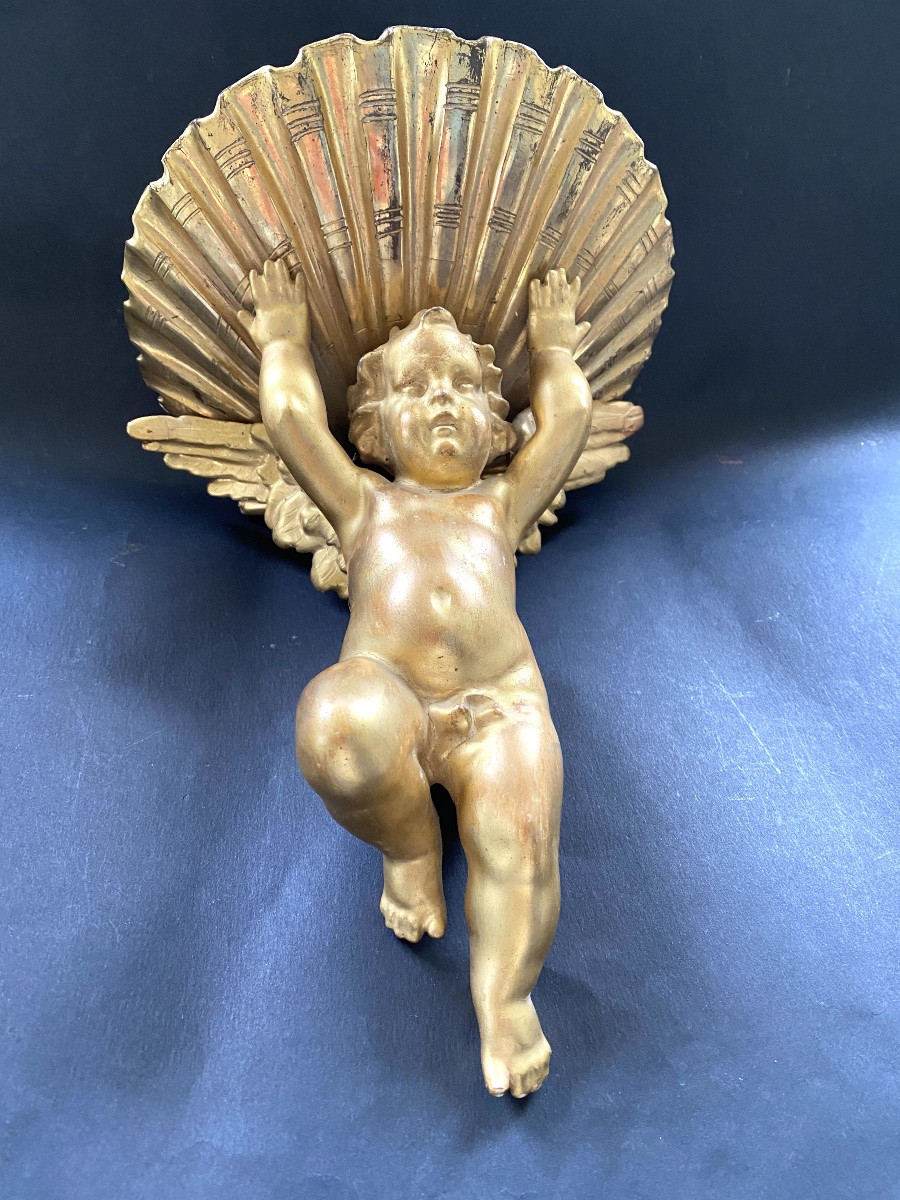 Sellette d’applique XIXème. Angelot et coquille en bois sculpté et doré . -photo-3