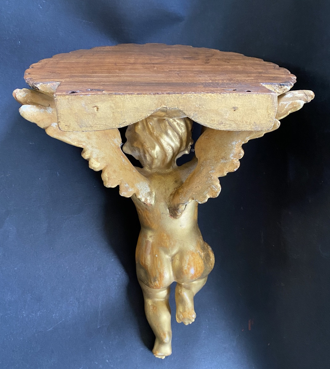 Sellette d’applique XIXème. Angelot et coquille en bois sculpté et doré . -photo-4