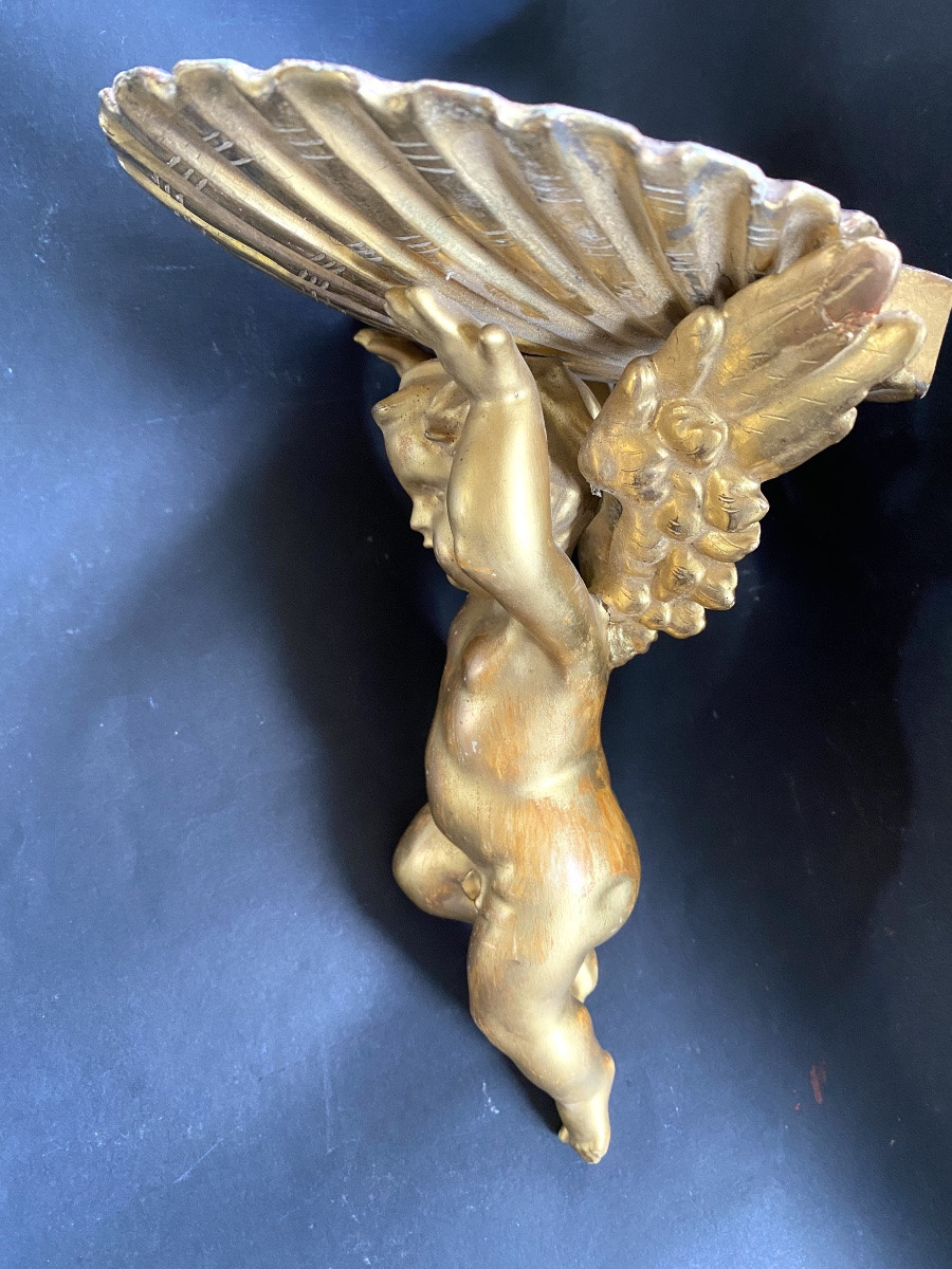 Sellette d’applique XIXème. Angelot et coquille en bois sculpté et doré . -photo-1