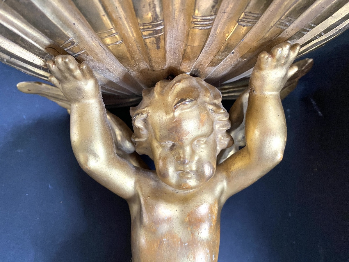 Sellette d’applique XIXème. Angelot et coquille en bois sculpté et doré . -photo-3