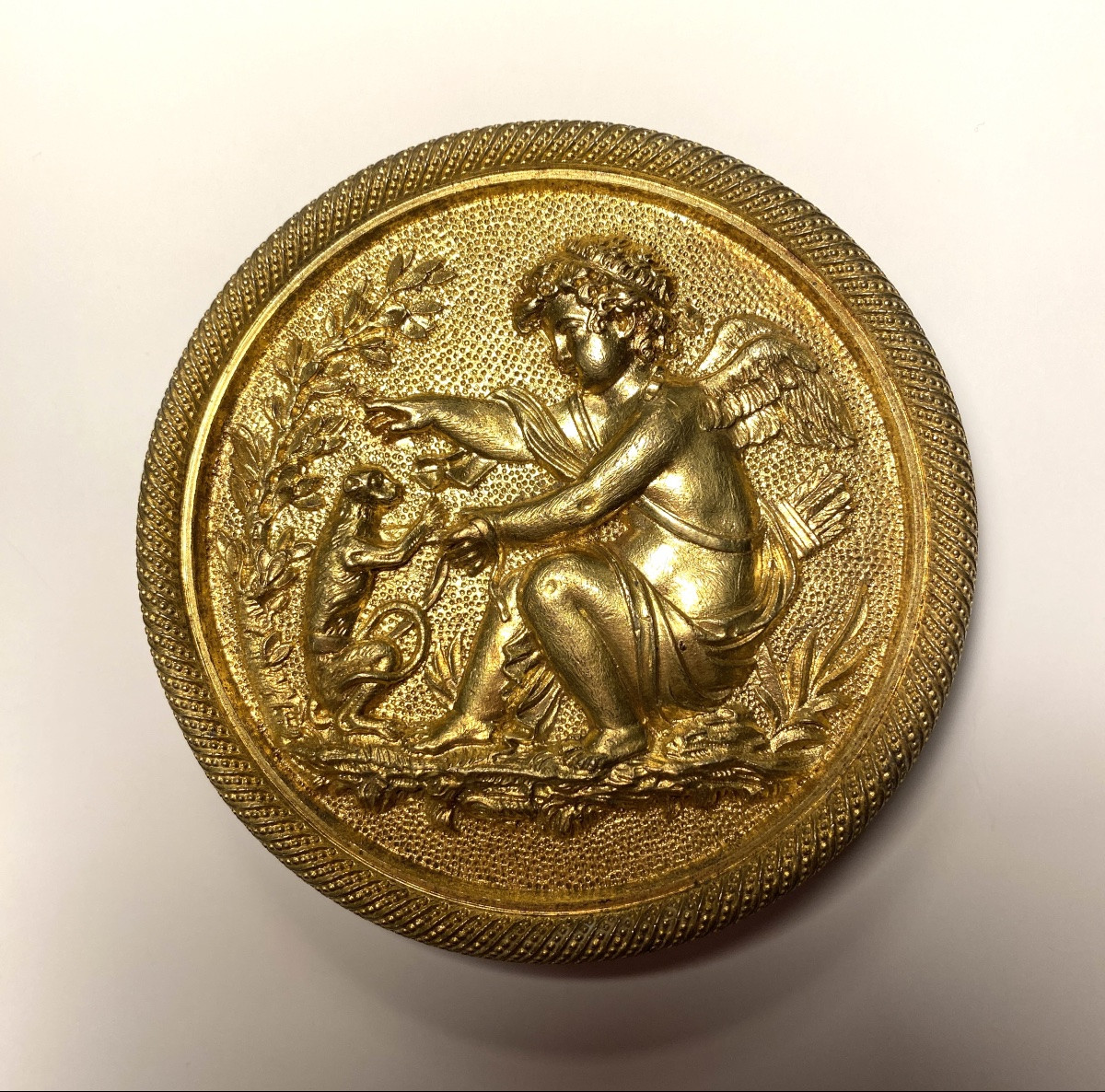 “Eros tenant en laisse un singe”. Bronze d’ornement début XIXème. -photo-2