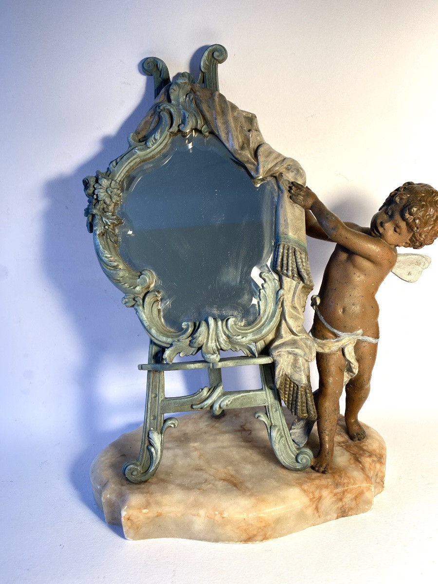 Miroir de table sur un chevalet dévoilé par un angelot. Métal patiné et marbre XIXème. -photo-2