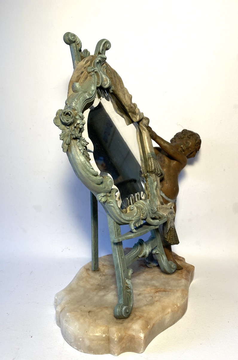 Miroir de table sur un chevalet dévoilé par un angelot. Métal patiné et marbre XIXème. -photo-4