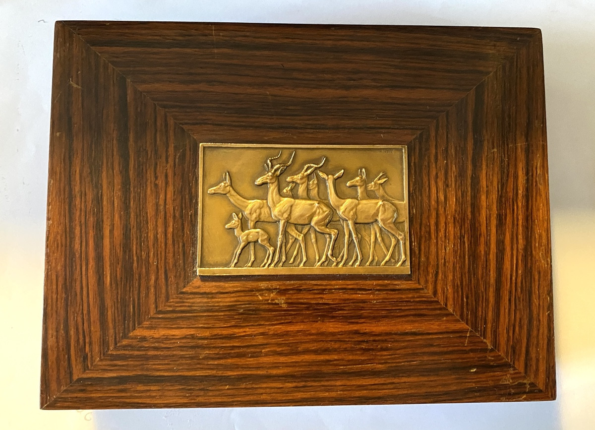 Coffret Art Déco en bois. Décor médaille animalière en bronze de René Thénot. 
