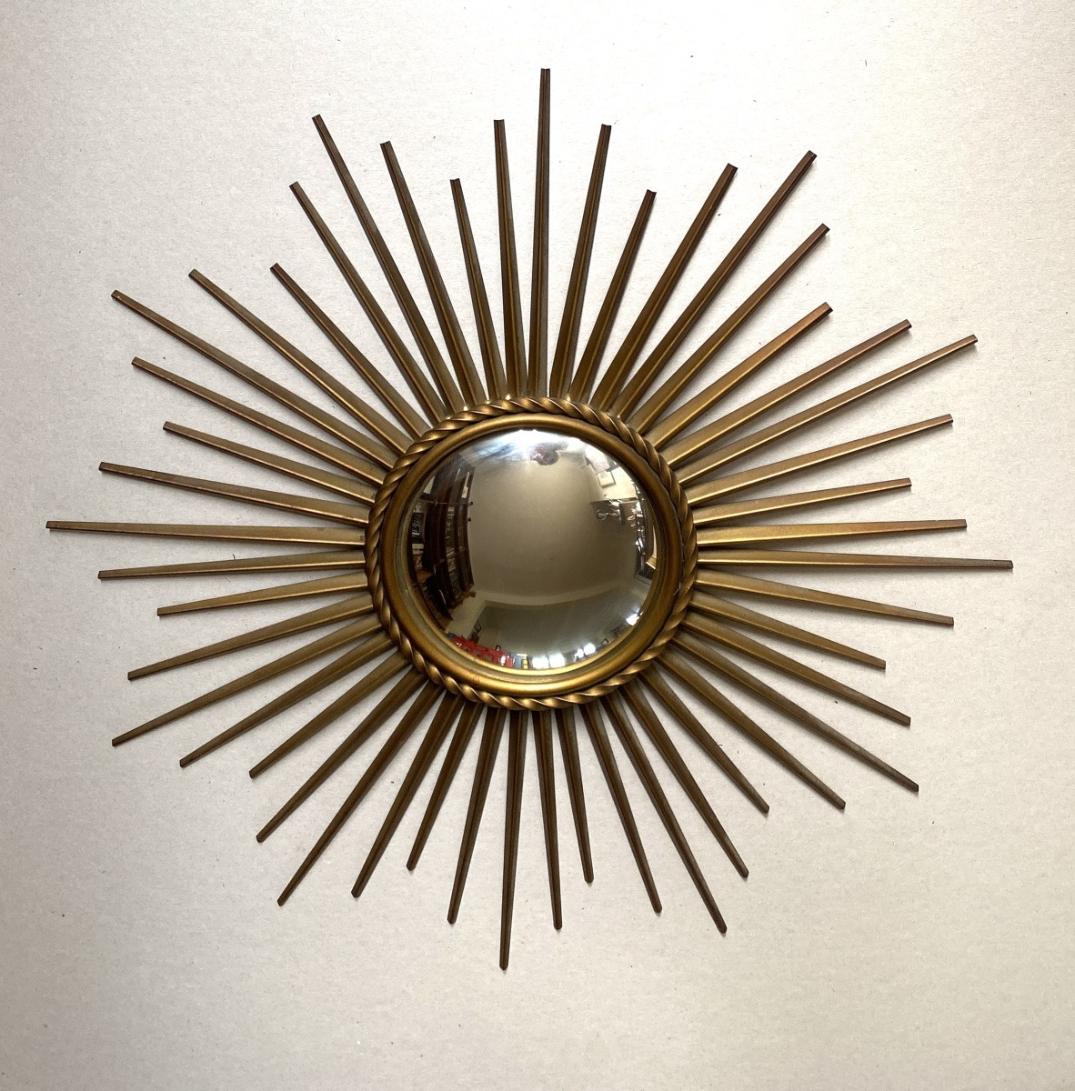 Miroir sorcière “Sunburst” en laiton doré. Maison Chaty  A. M à Vallauris. Années 50/60.-photo-2