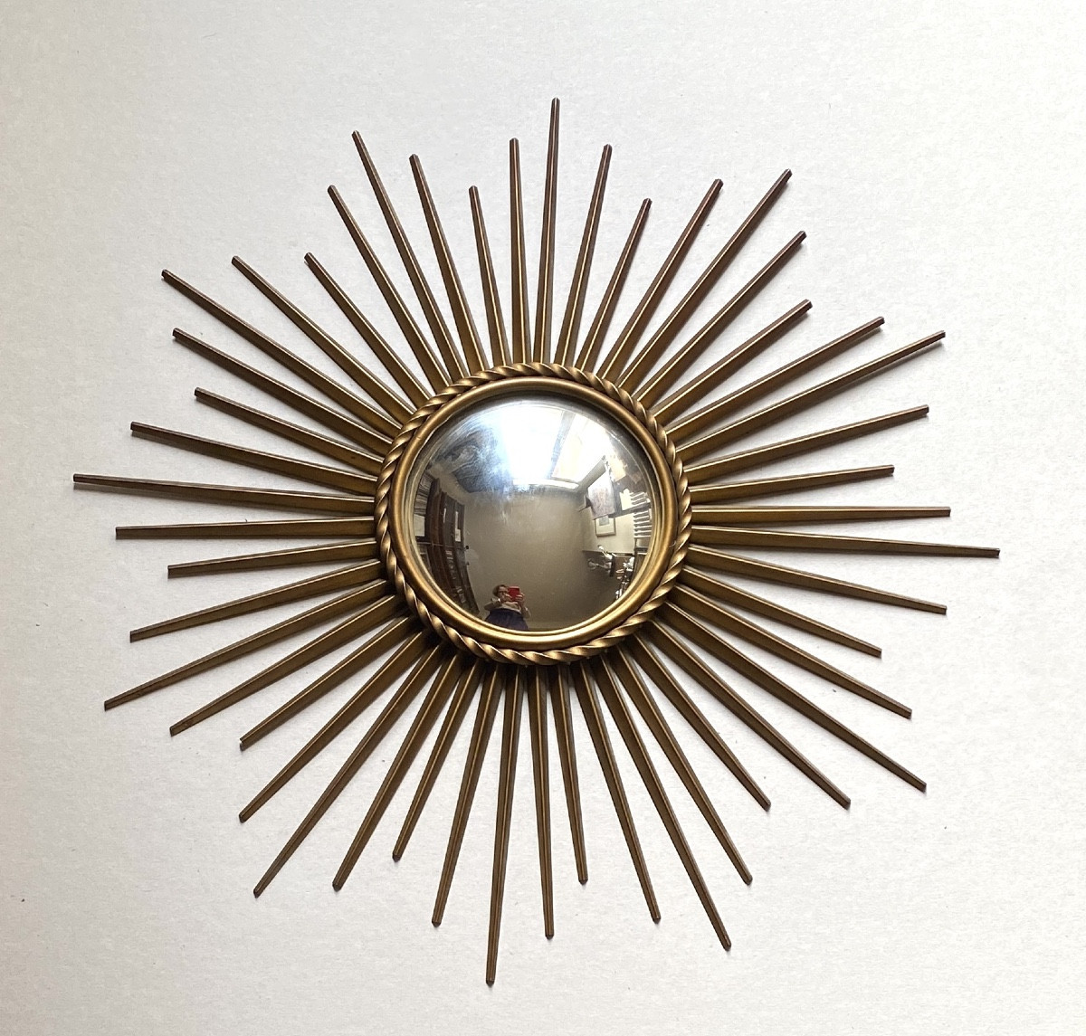 Miroir sorcière “Sunburst” en laiton doré. Maison Chaty  A. M à Vallauris. Années 50/60.