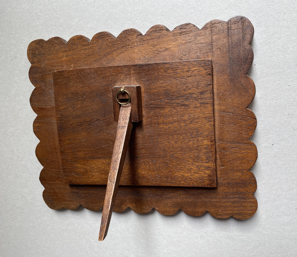 Art populaire début XXème. Cadre en bois sculpté. Décor écailles. -photo-3