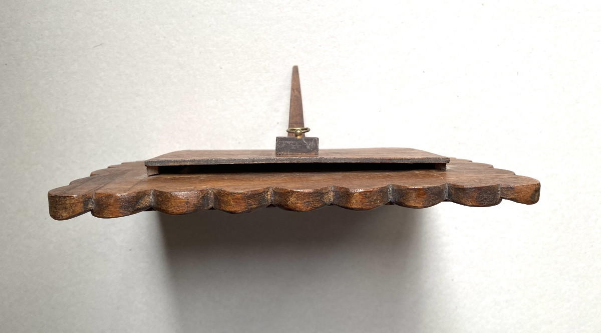 Art populaire début XXème. Cadre en bois sculpté. Décor écailles. -photo-4