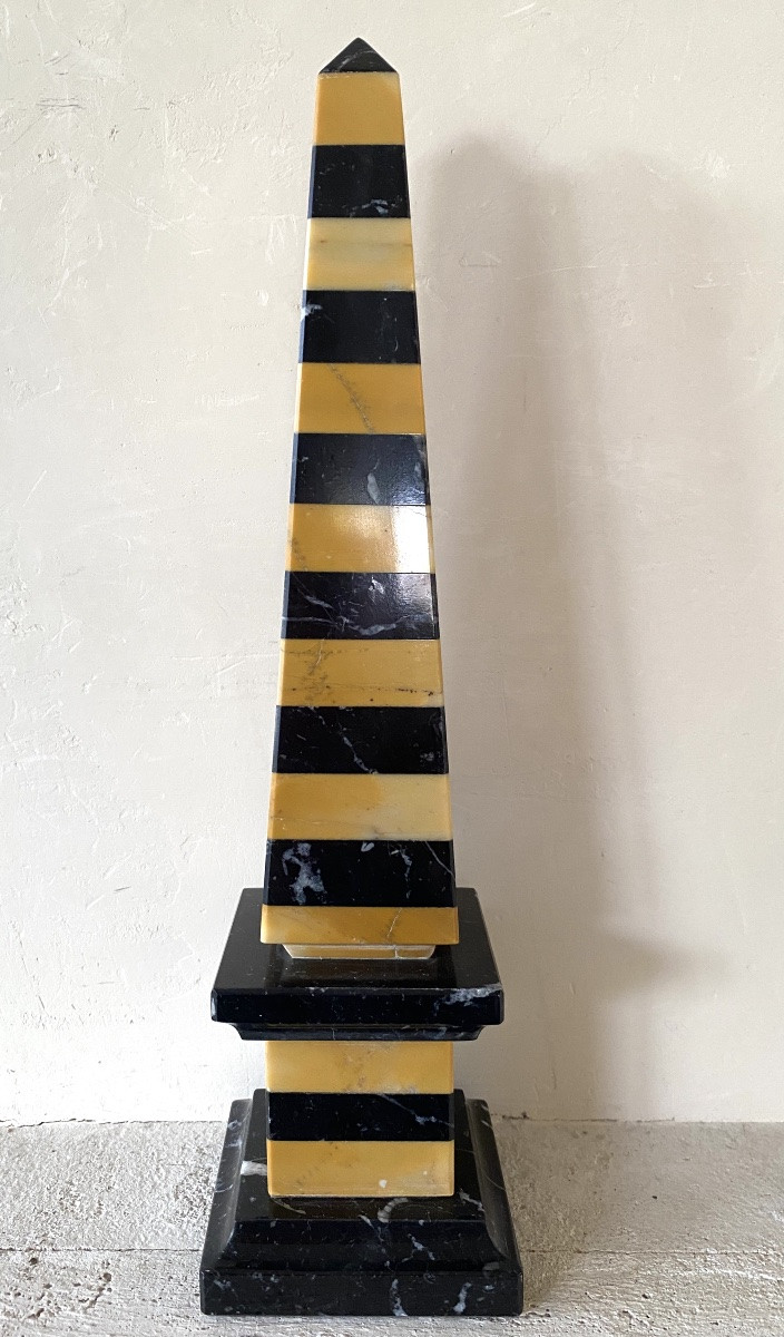 Obélisque en marbre. XXème. Marbre Portor et marbre Sienne. -photo-2