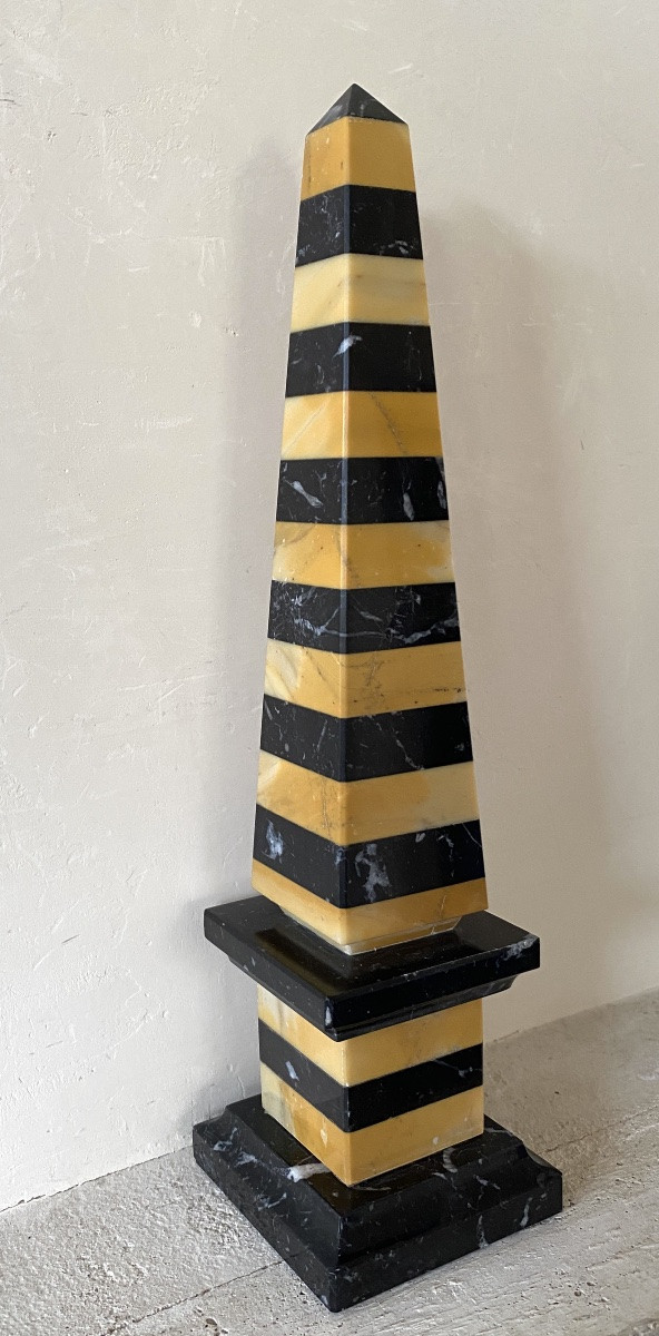 Obélisque en marbre. XXème. Marbre Portor et marbre Sienne. -photo-3