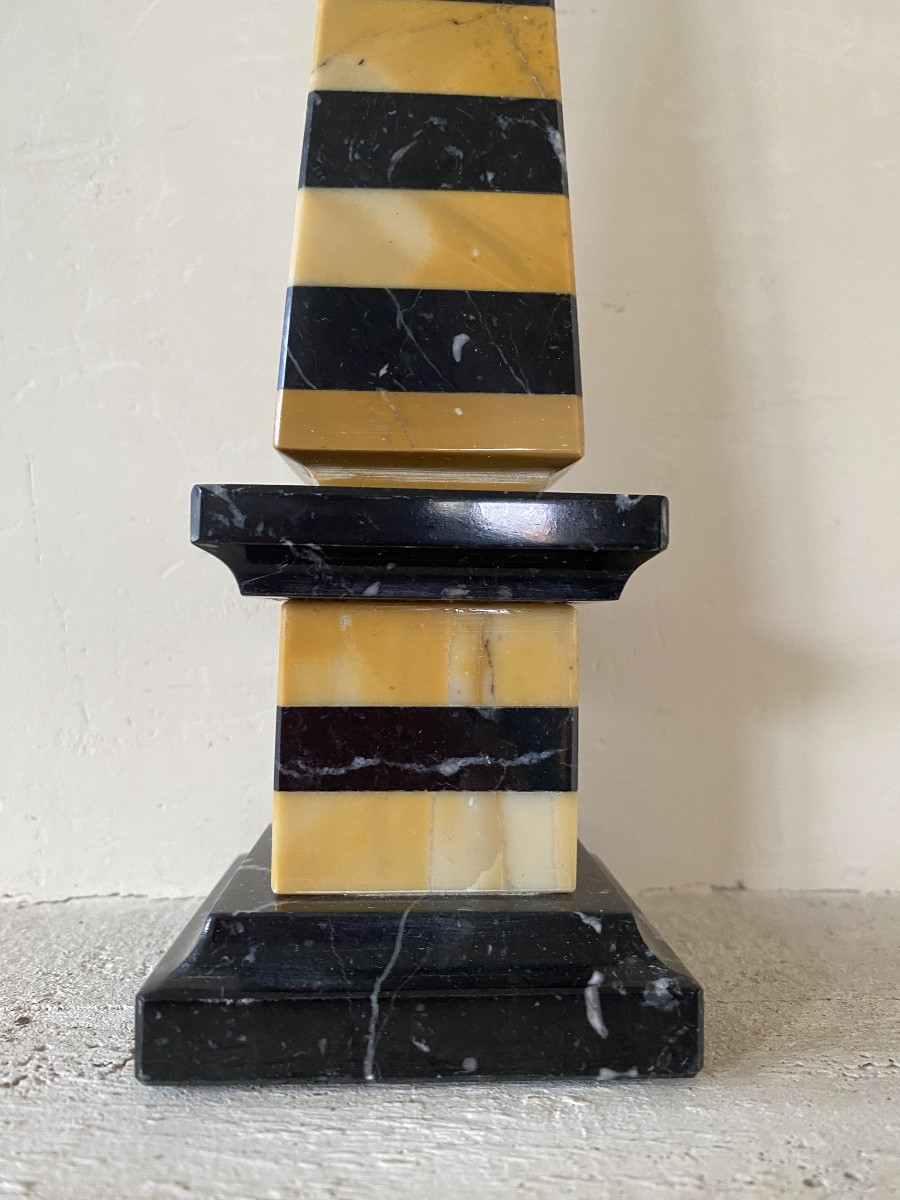 Obélisque en marbre. XXème. Marbre Portor et marbre Sienne. -photo-4